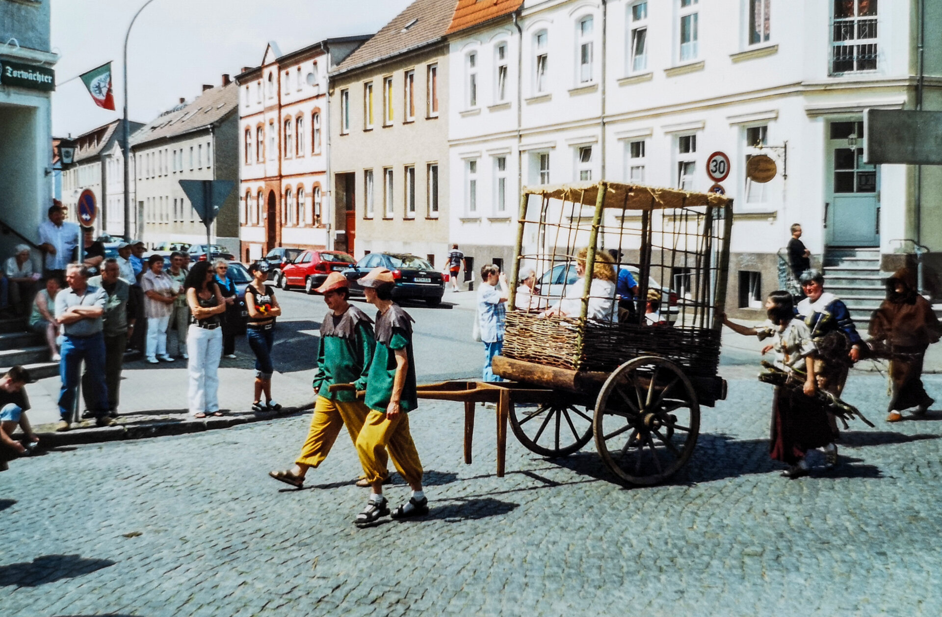 In historische Kostüme gewandet zogen die Pritzwalkerinnen und Pritzwalker beim letzten Stadtjubiläum 2006 durch die Straßen Pritzwalks. Foto: Alfred Winkel