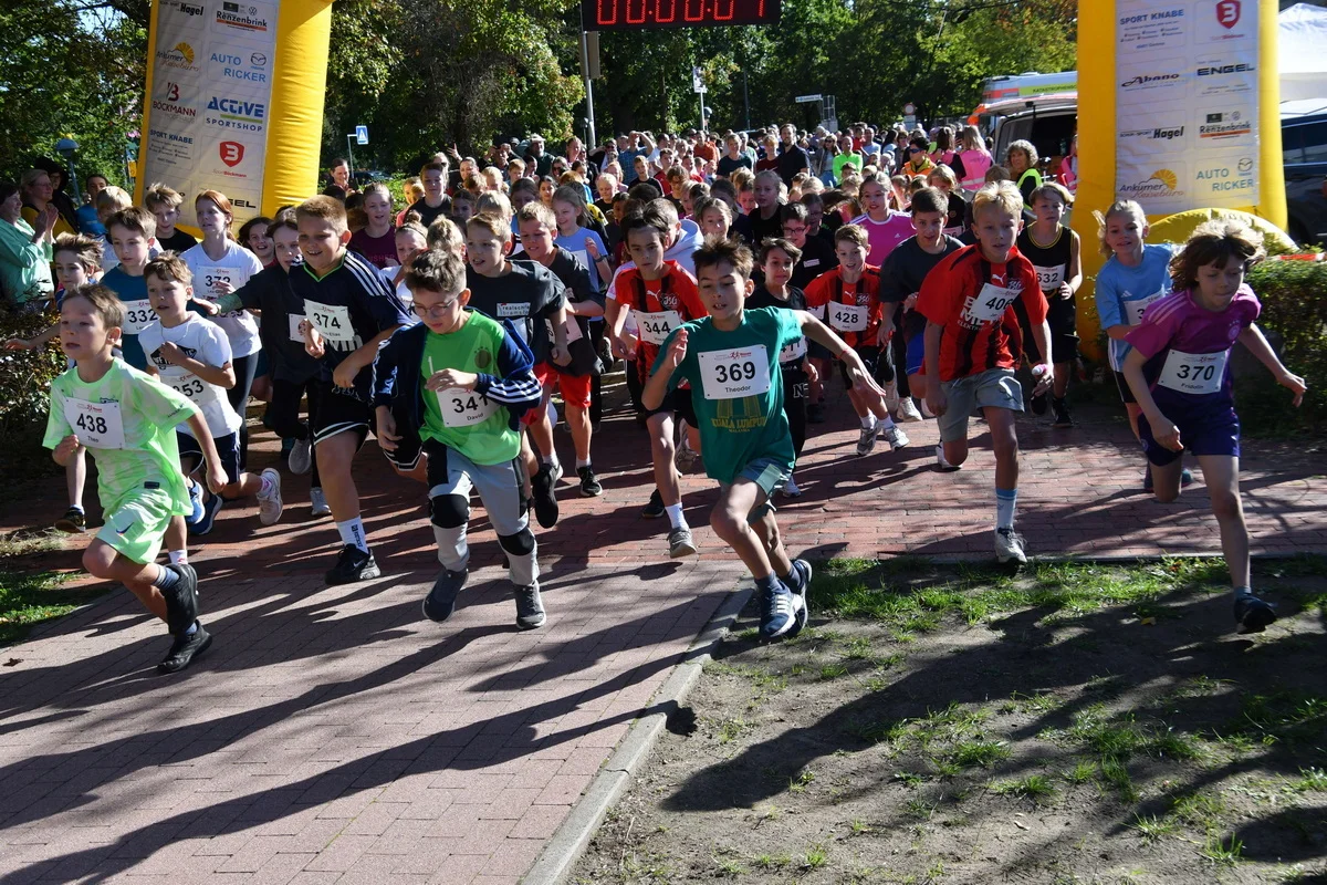 Start der Schülerinnen über die 2,4 km lange Strecke.