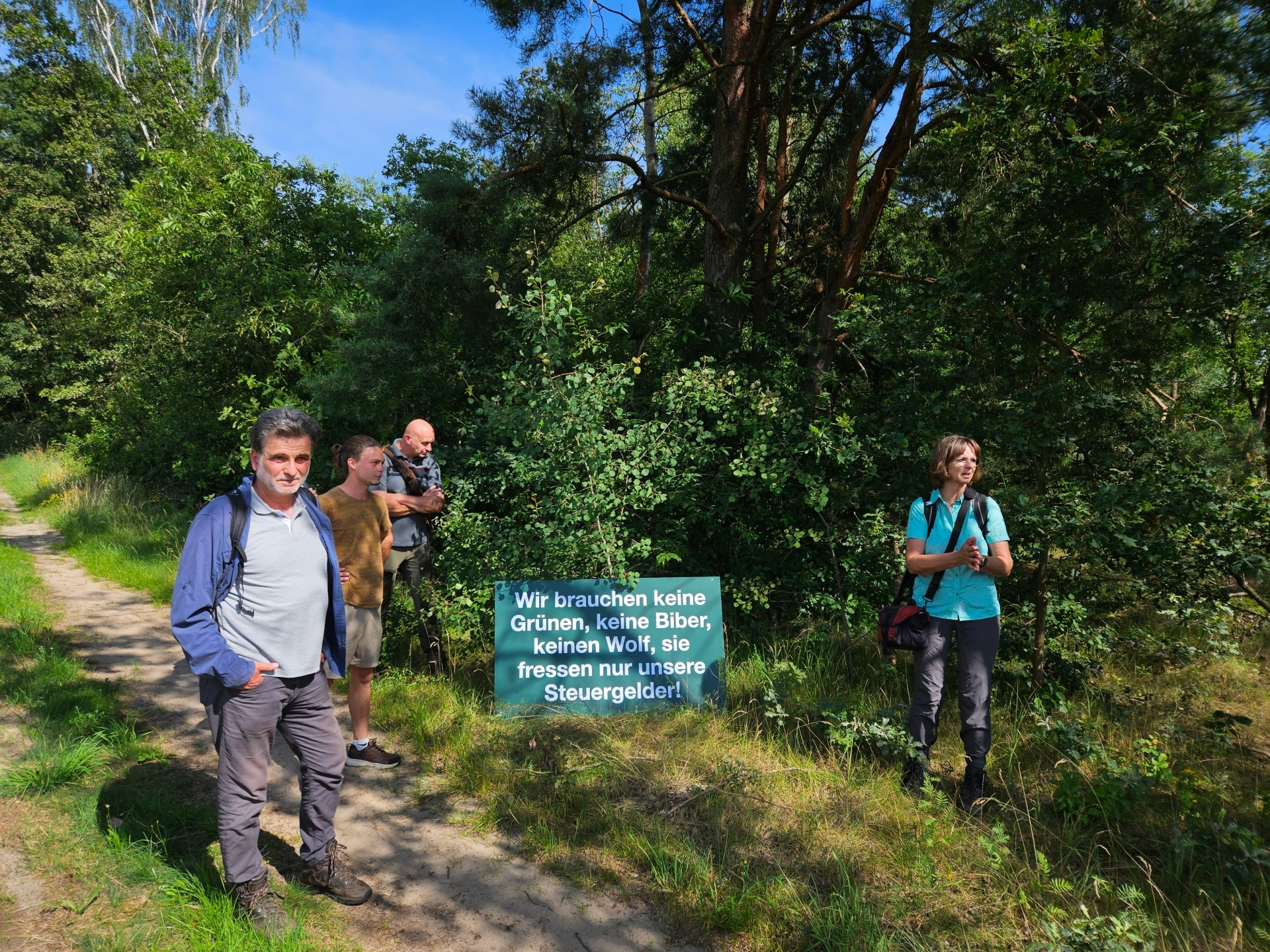 Exkursionsstart und Proteste gegen Wildnisausweisung im Spreewald - das Transparent stammt vom Schlepziger Kahnkorso. Foto: Dörthe Ziemer