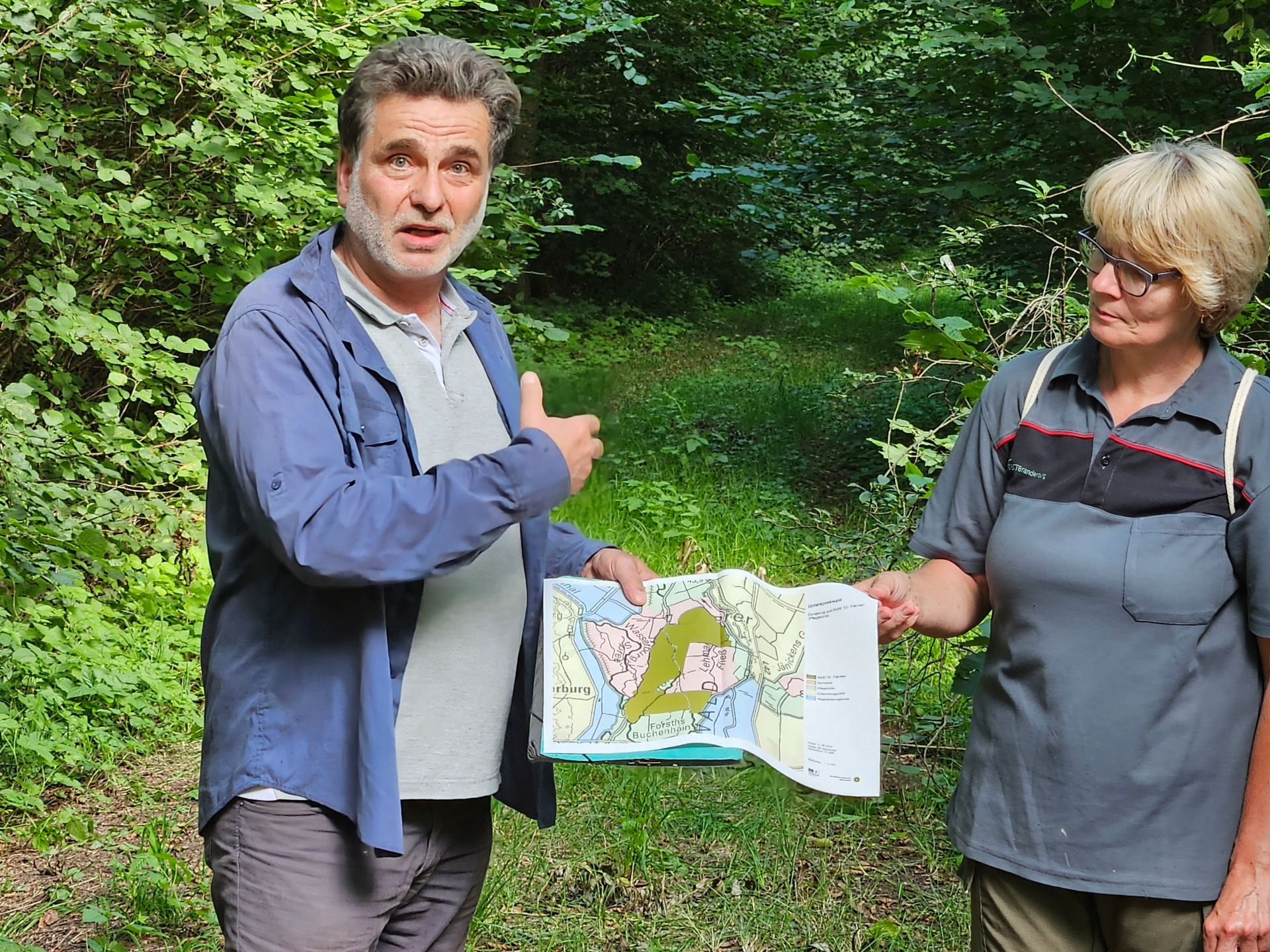 Eugen Nowak, Leiter des Biosphärenreservats Spreewald, erläutert das Setting der Exkursion. Foto: Dörthe Ziemer