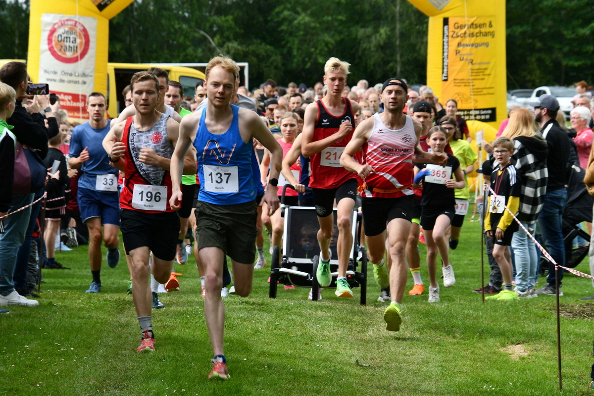 Start der Läufer*innen über die 6,5 und 11,5 km langen Strecken.