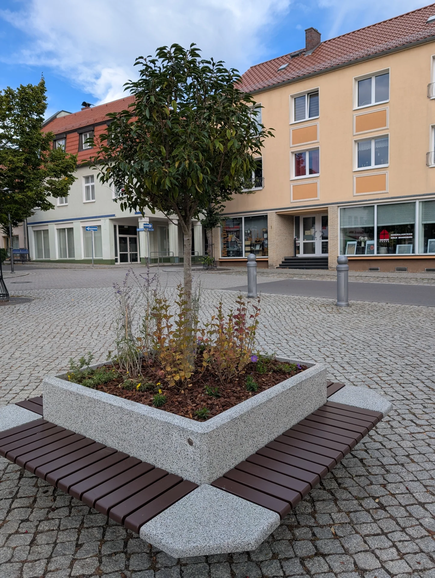 Neue Sitzgelegenheiten auf dem Markt. Foto: Stadt Calau / Jan Hornhauer