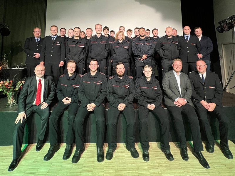 Kameradinnen und Kameraden sowie Kolleginnen und Kollegen der Feuerwehr mit Bürgermeister Thomas Schmidt (v.l.) und Sebastian Rüter, Landtagsabgeordneter (vorne, 2. v.r.)