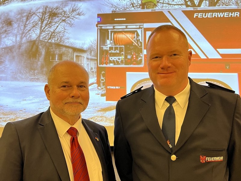 Bürgermeister Thomas Schmidt (l.) und Christian Pude, Leiter der Teltower Feuerwehr