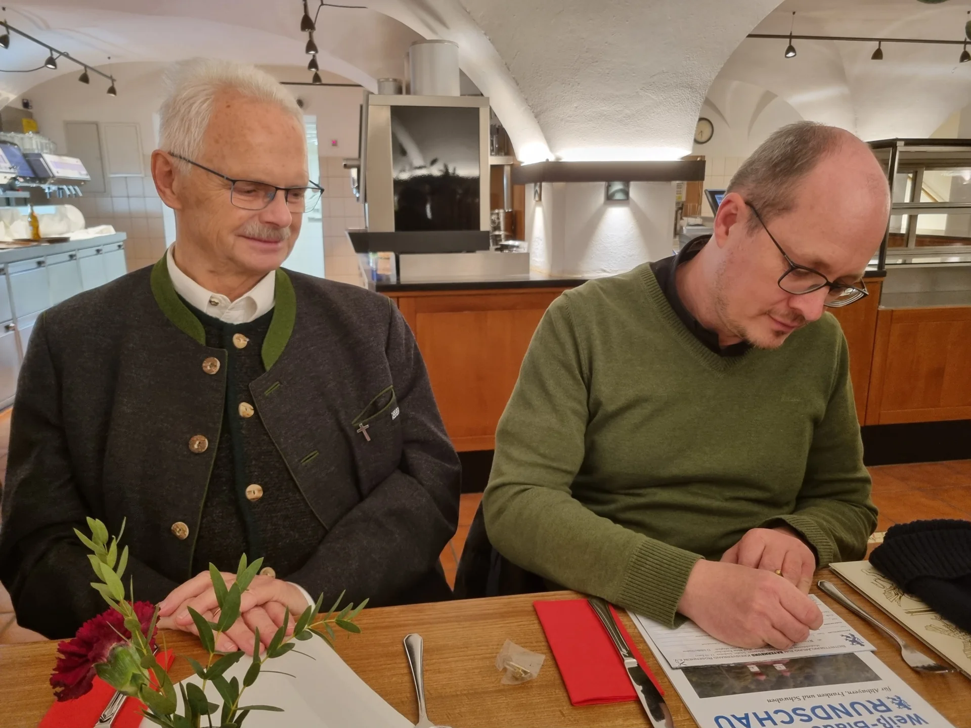 Pfarrer Pryzybilski bei der Beitrittserklärung (re.)