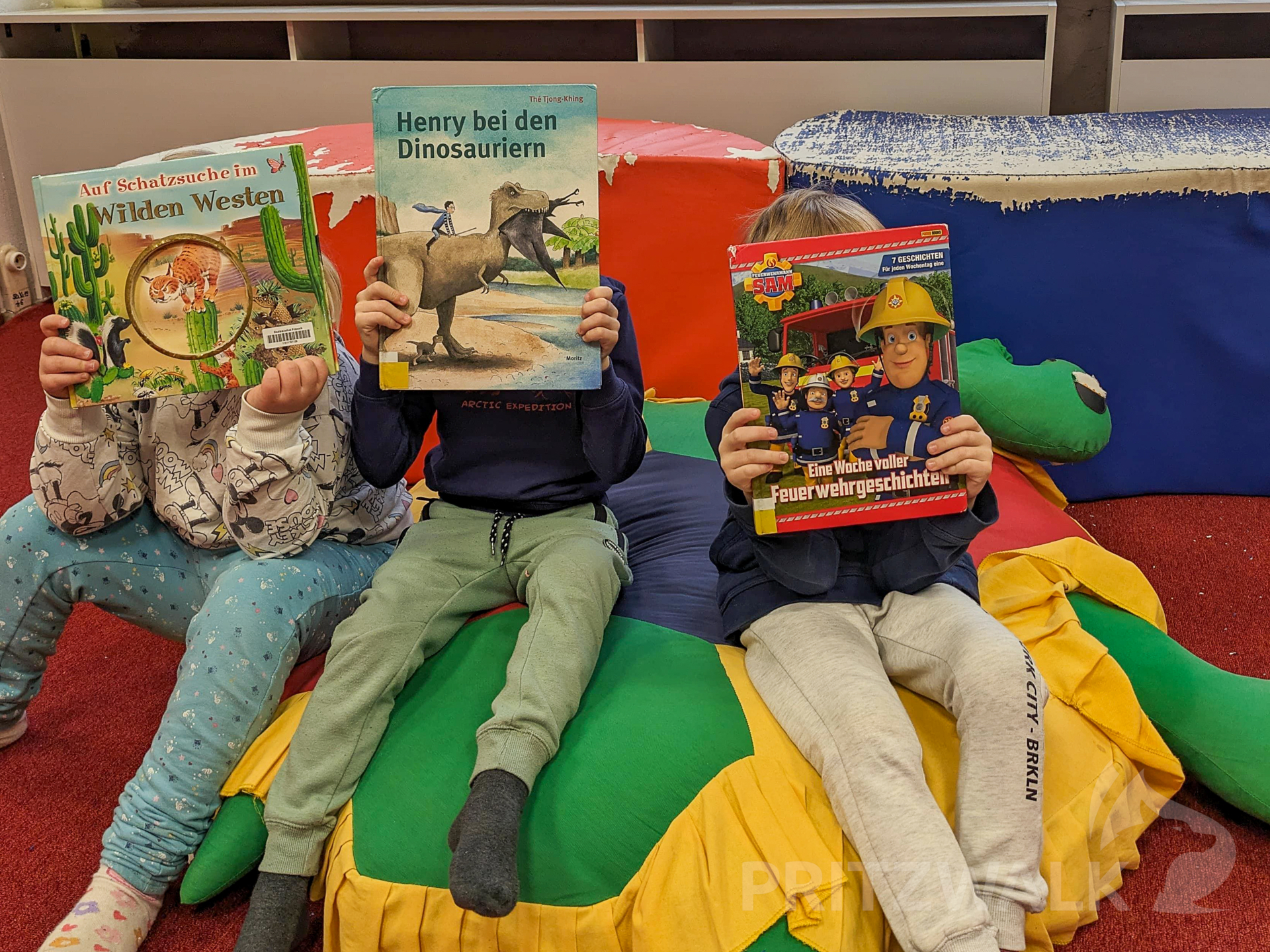 Wie spannend Bücher und Zeitschriften sind, lernen Kindergartenkin-der bei der Leseförderaktion „BIBFuchs“. Foto: Lena-Sophie Red-lin