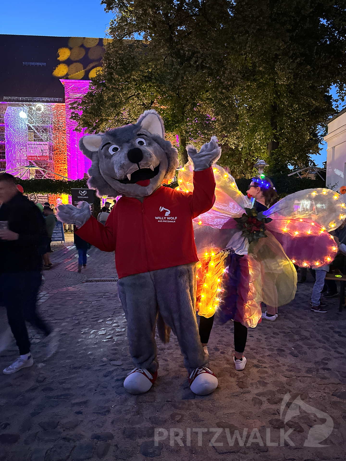 Zauberhafte Fantasiewesen flanieren beim Herbstleuchten durch die Innenstadt - unter ihnen ist natürlich auch Willy Wolf. Foto: Katja Zeiger