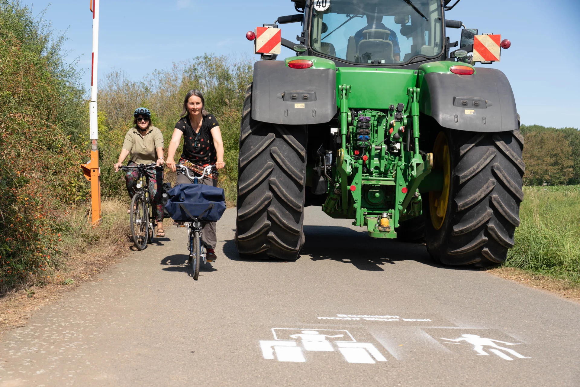 Bild zeigt Demonstration wie sich Radfahrer und Traktor begegnen