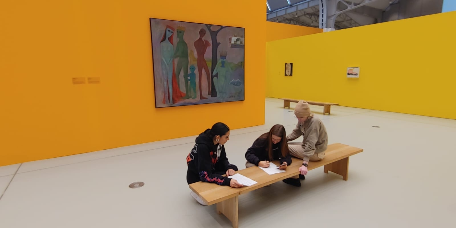 WPU10 Kreativwerkstatt besucht die Ausstellung "In the heart of another country"