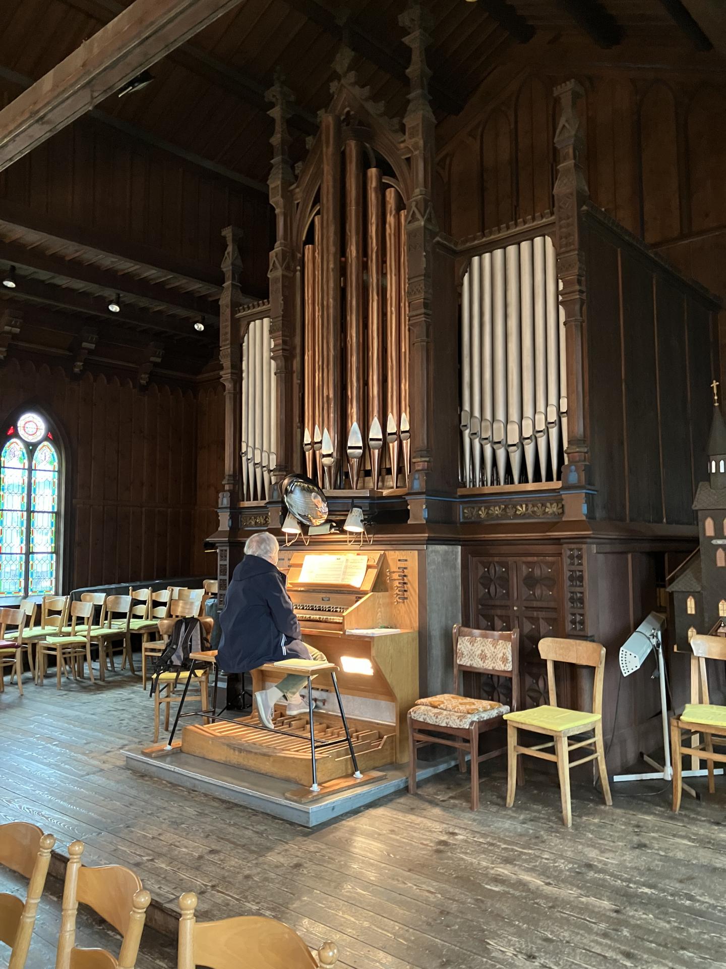 Helgard Weirauch an der Orgel