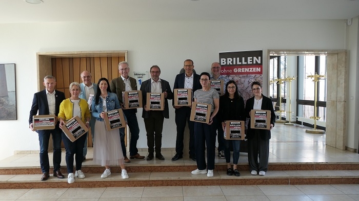 2024-04-30_Gruppen-Foto_Kick-Off_Aertze-fuer-die-Westpfalz___Brillen-ohne-Grenzen_Foto-Rechte-Donnersbergkreis_H-700