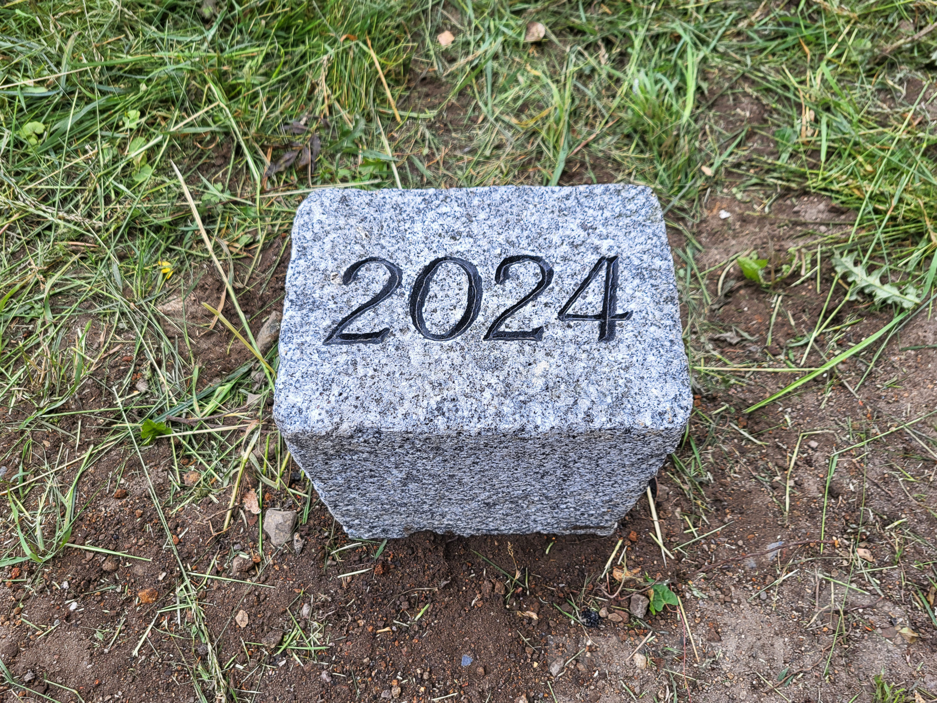Der Stein erinnert an den Neubau des Radweges. Foto: Beate Vogel