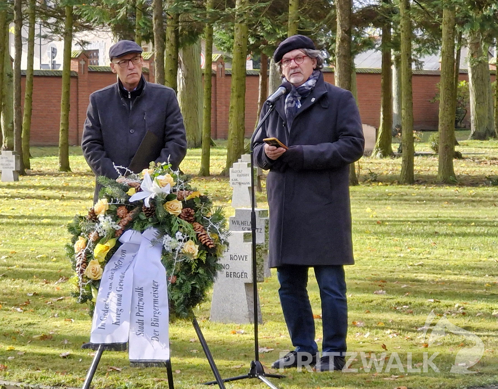 Bürgermeister Dr. Ronald Thiel (l.) und der stellvertretende Vorsitzende der Stadtverordnetenversammlung, Siegbert Winter (SPD), nahmen in kurzen Reden Bezug auf die aktuellen Konflikte in der Welt.  Foto: Sandra Bels/Stadt Pritzwalk