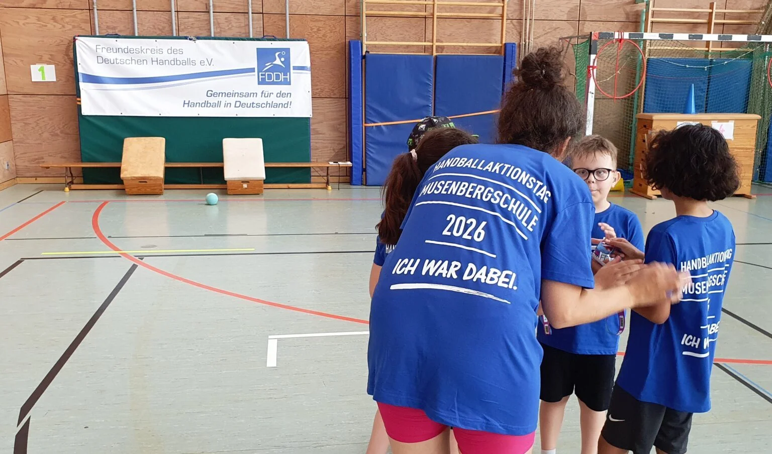 Handballer mit neuen Tshirts