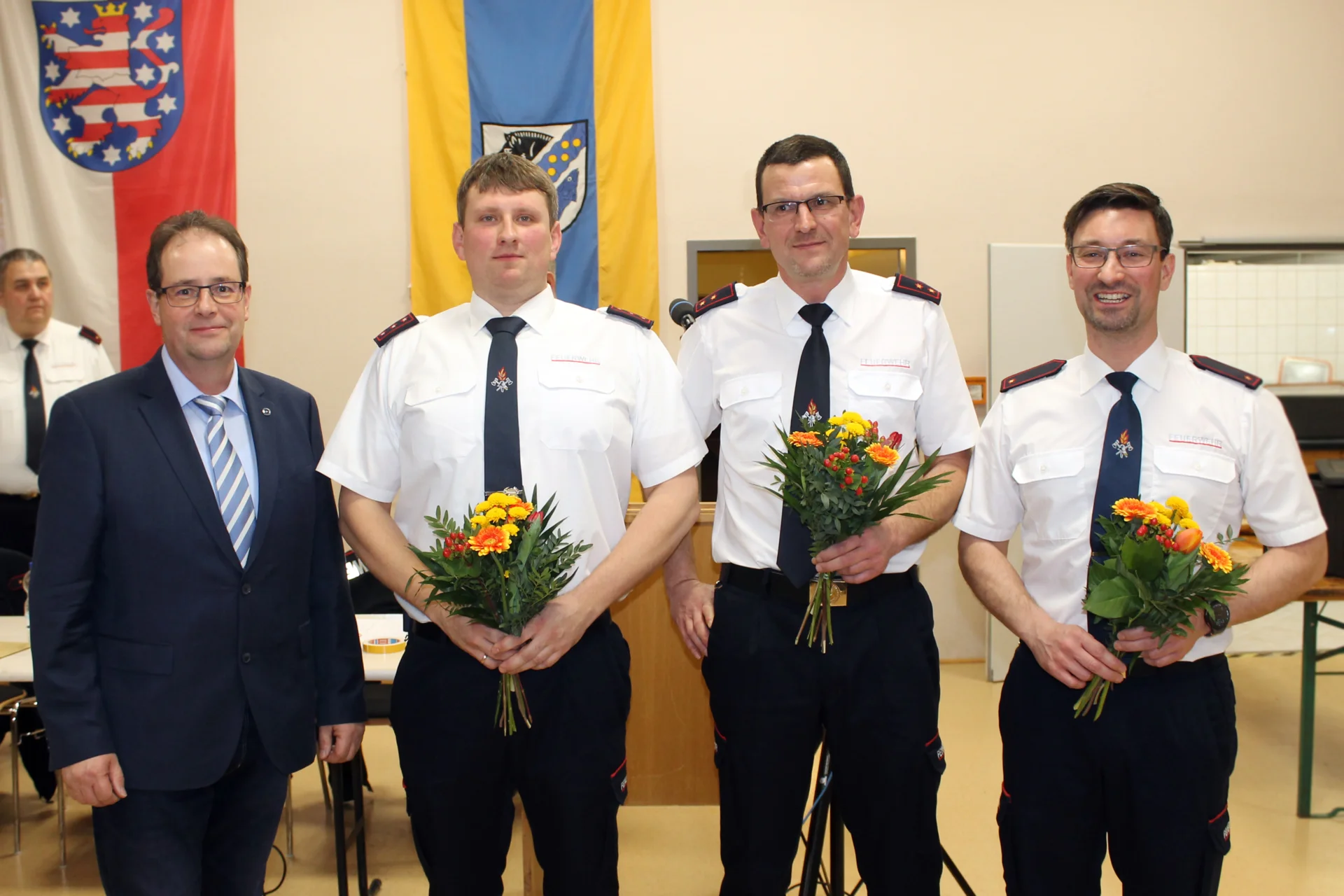 Bürgermeister Hendrik Läbe (r.) gratuliert dem neuen Gemeindebrandmeister Sven Köhler (2.v.r.) sowie dessen Stellvertretern Steffen Schefzyk (2. v.l.) und Daniel Schmidt (l.)