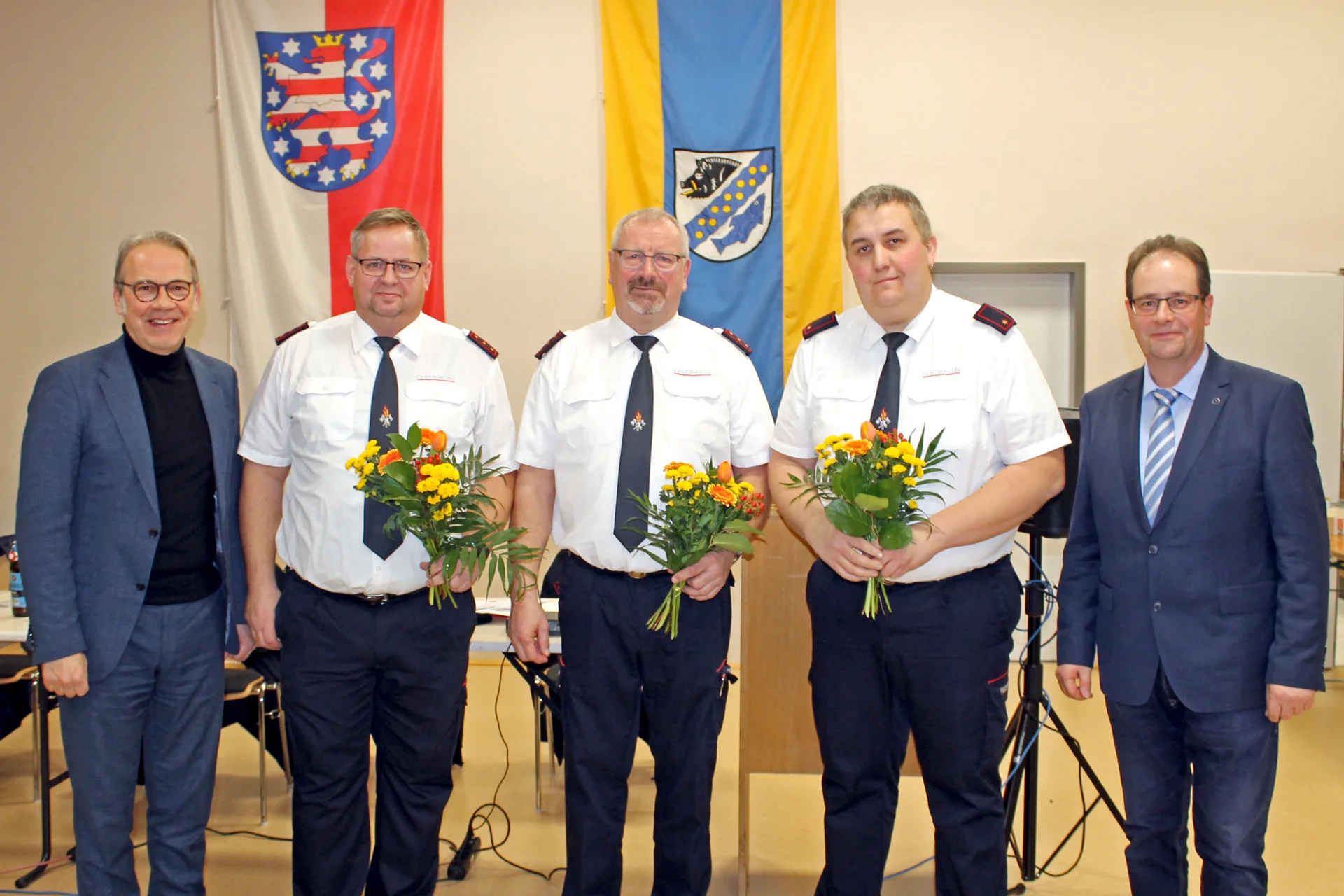 Dank für die geleistete Arbeit durch Innenminister Meyer (l.) und Bürgermeister Läbe (r.) an Thomas Grünler (Mitte) u. dessen Stellvertreter Thomas Hummel (2.v.l) und Andreas Schmidtgrunst (2.v.r)