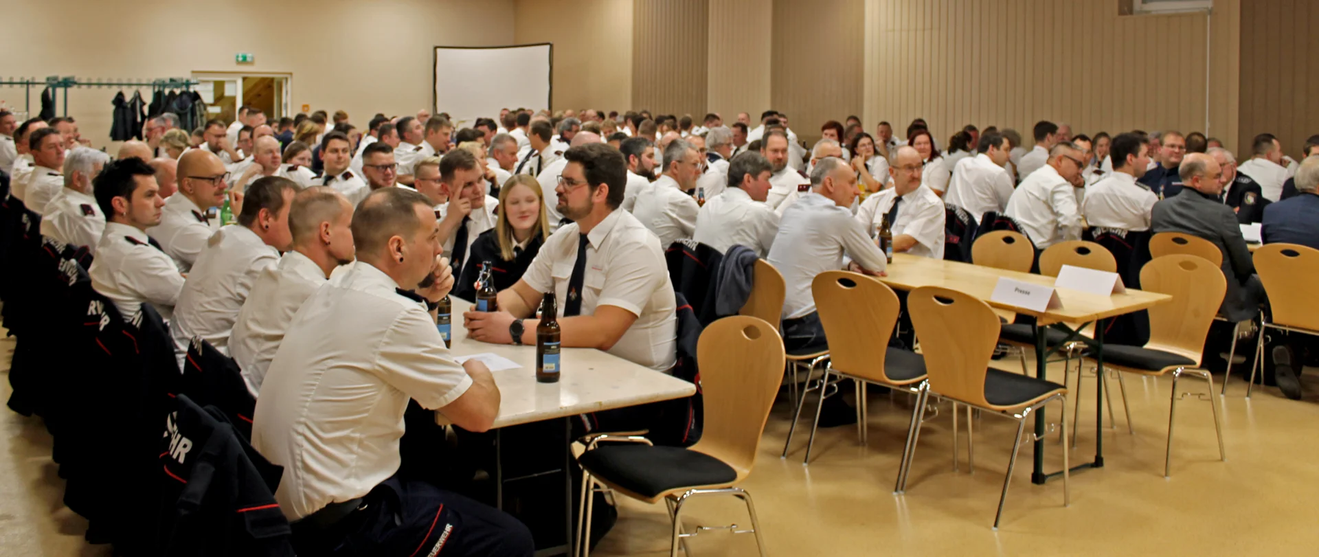 Die nahezu bis auf den letzten Platz gefüllte Mehrzweckhalle Nobitz