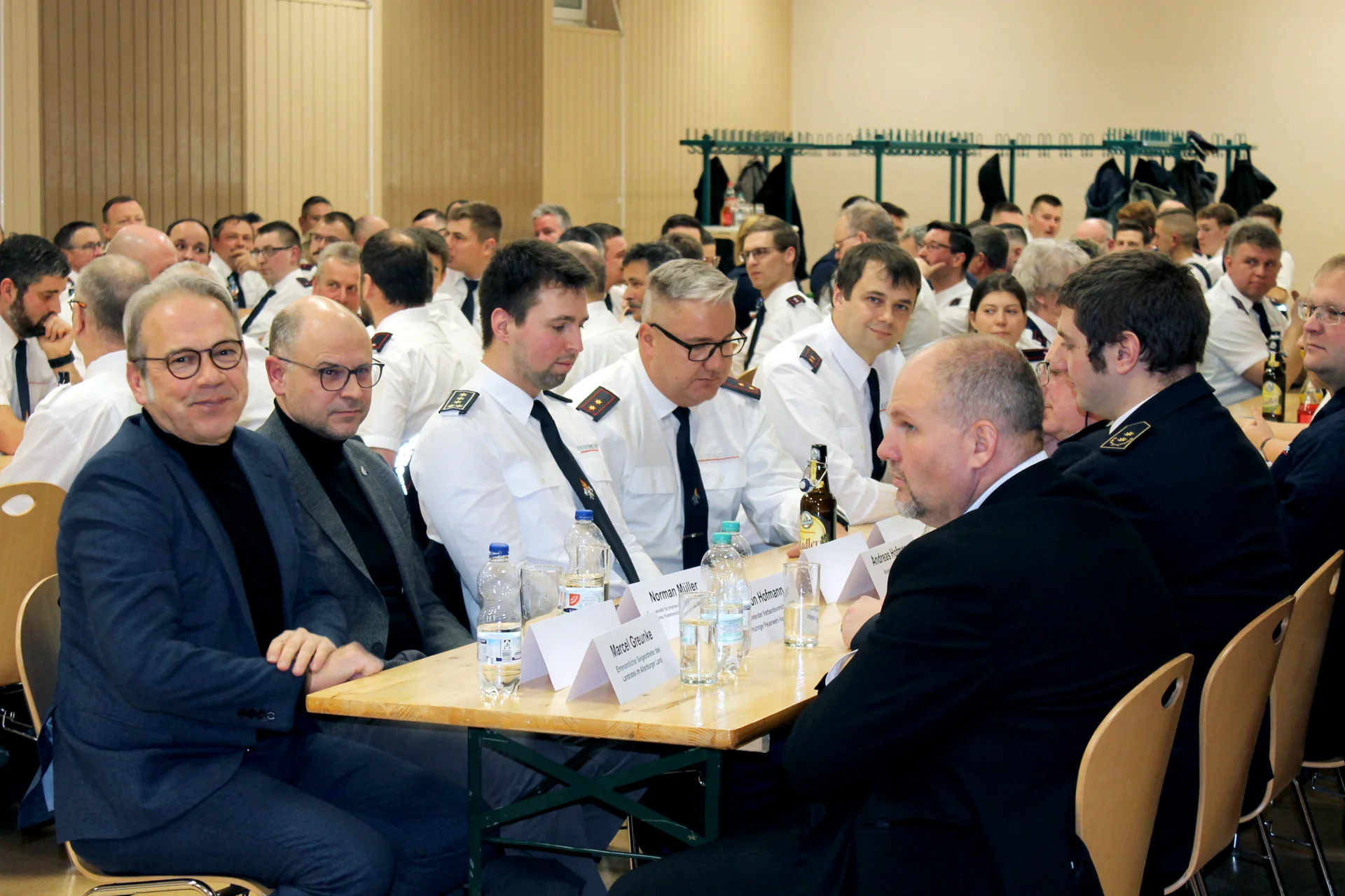 Vertreter aus Politik und Feuerwehr