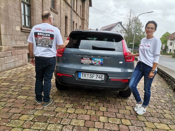 csm_2022-09-14_HEISTERGRUPPE-VOLVO_Mobilitaets-Unterstuetzung_BRILLEN-ohne-GRENZEN_help-with-a-smile_Gudd-Zweck-EXTREM-GRILLEN_T-Shirts_A_H-1350_10a3764bb5