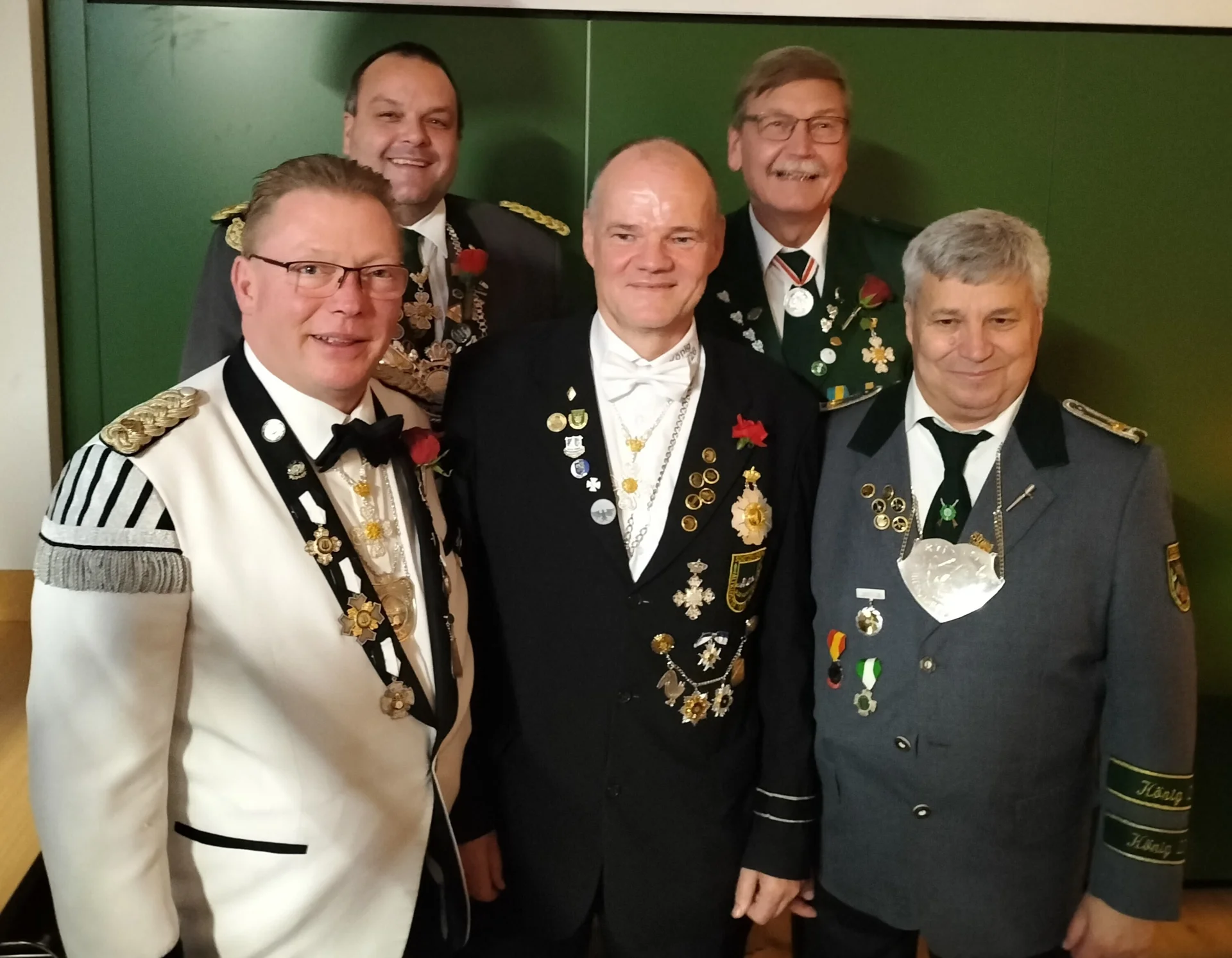 2025-Stadtkönigsschießen-Alle fünf Könige-Mitte Friedhelm Holst