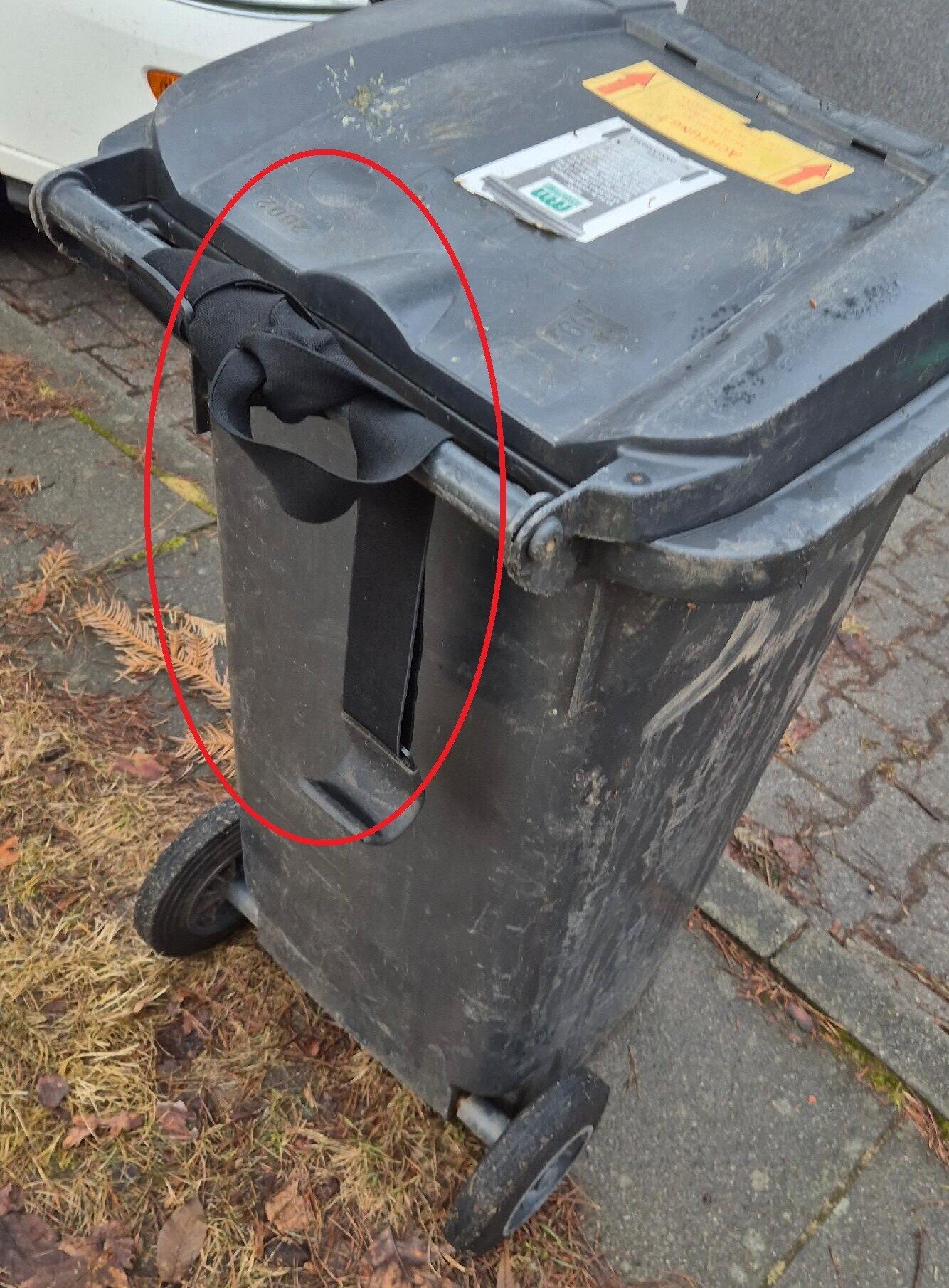 Private_Anbauten_an_Abfallbehälter_3