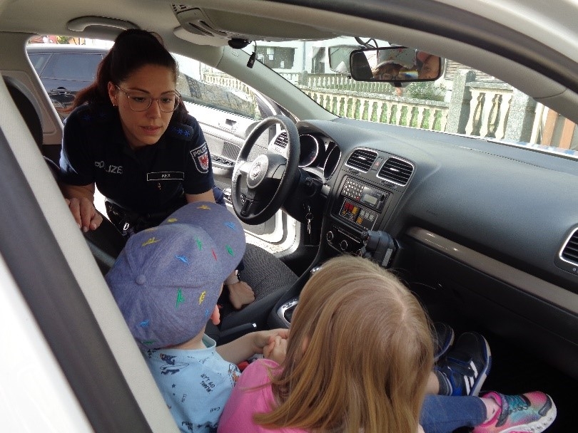 Polizisten und Kinder in einem Auto