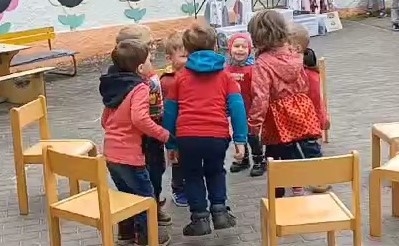 Tanzende Kinder in Wellmitz beim Frühlingsfest