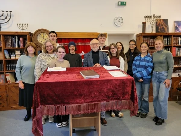 Gruppenfoto in der Synagoge