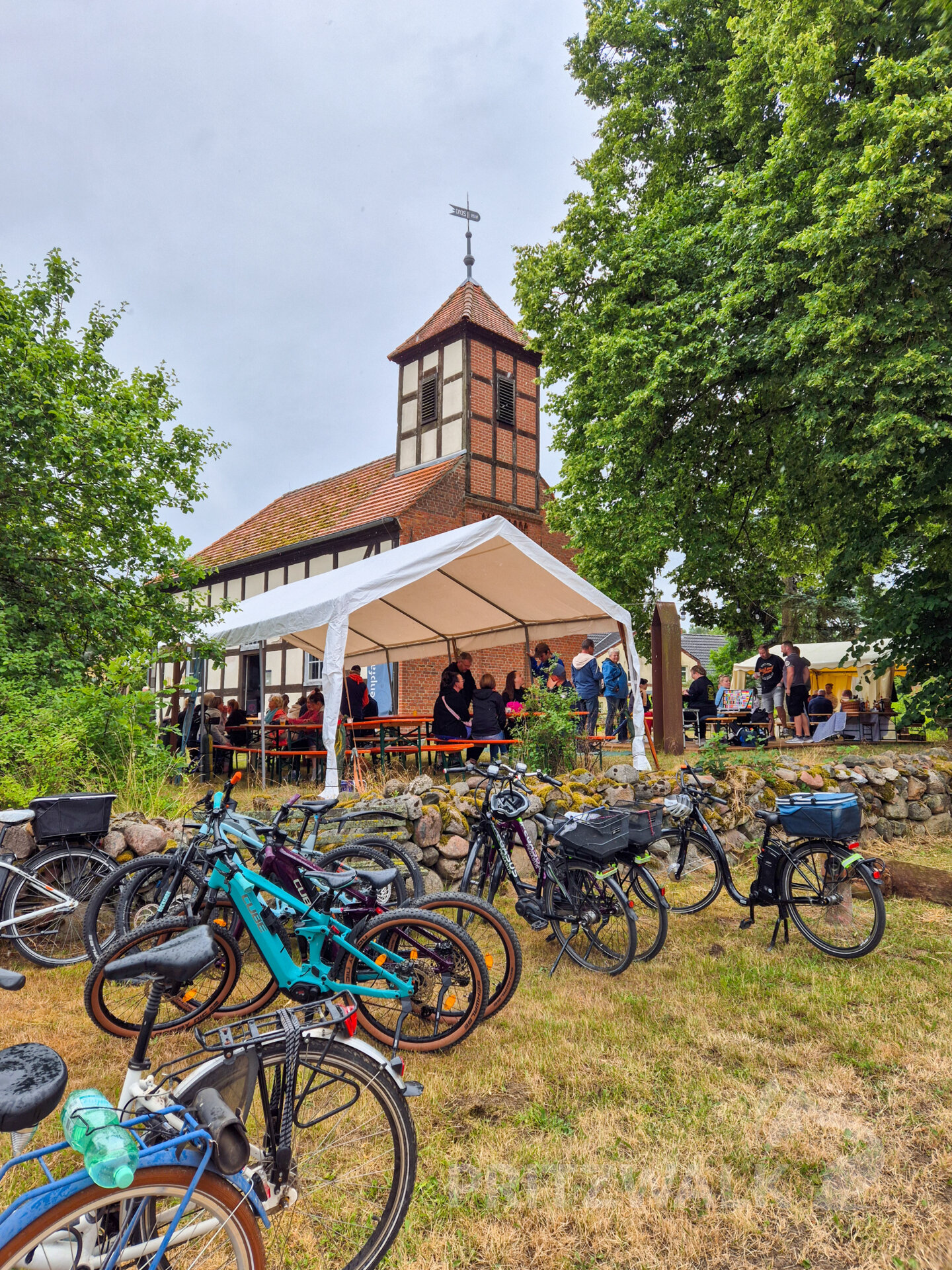 Trotz Regen hatten sich viele beim Dorffest in Bölzke eingefunden. Foto: Stadt Pritzwalk
