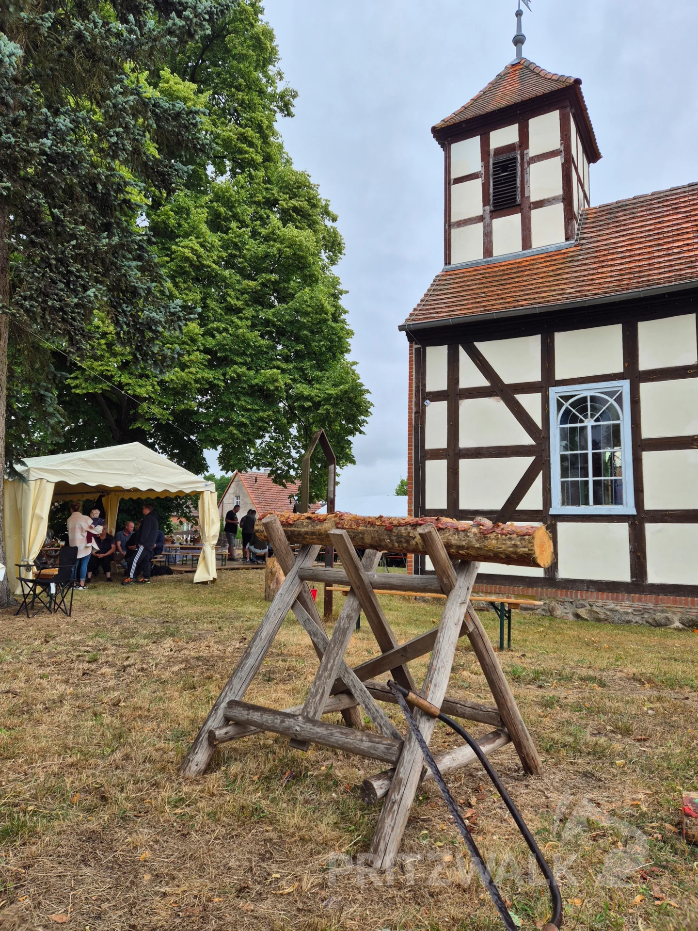 Baumstämme sägen wurde an der Dorfkirche angeboten. Foto: Stadt Pritzwalk