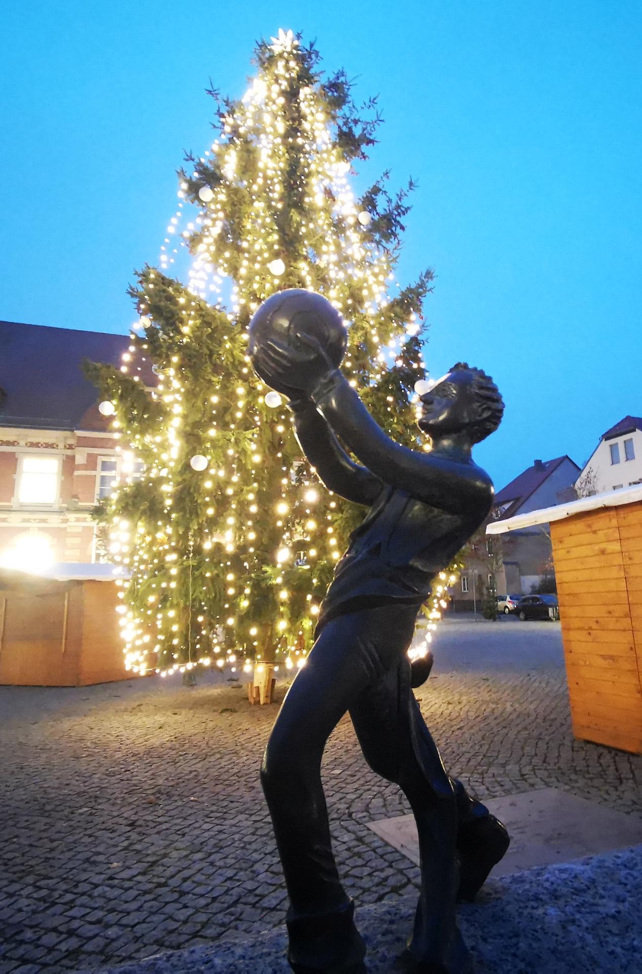 Der Weihnachtsbaum steht schon - gut "bewacht" vom Schusterjungen. Foto: Stadt Calau / Jan Hornhauer