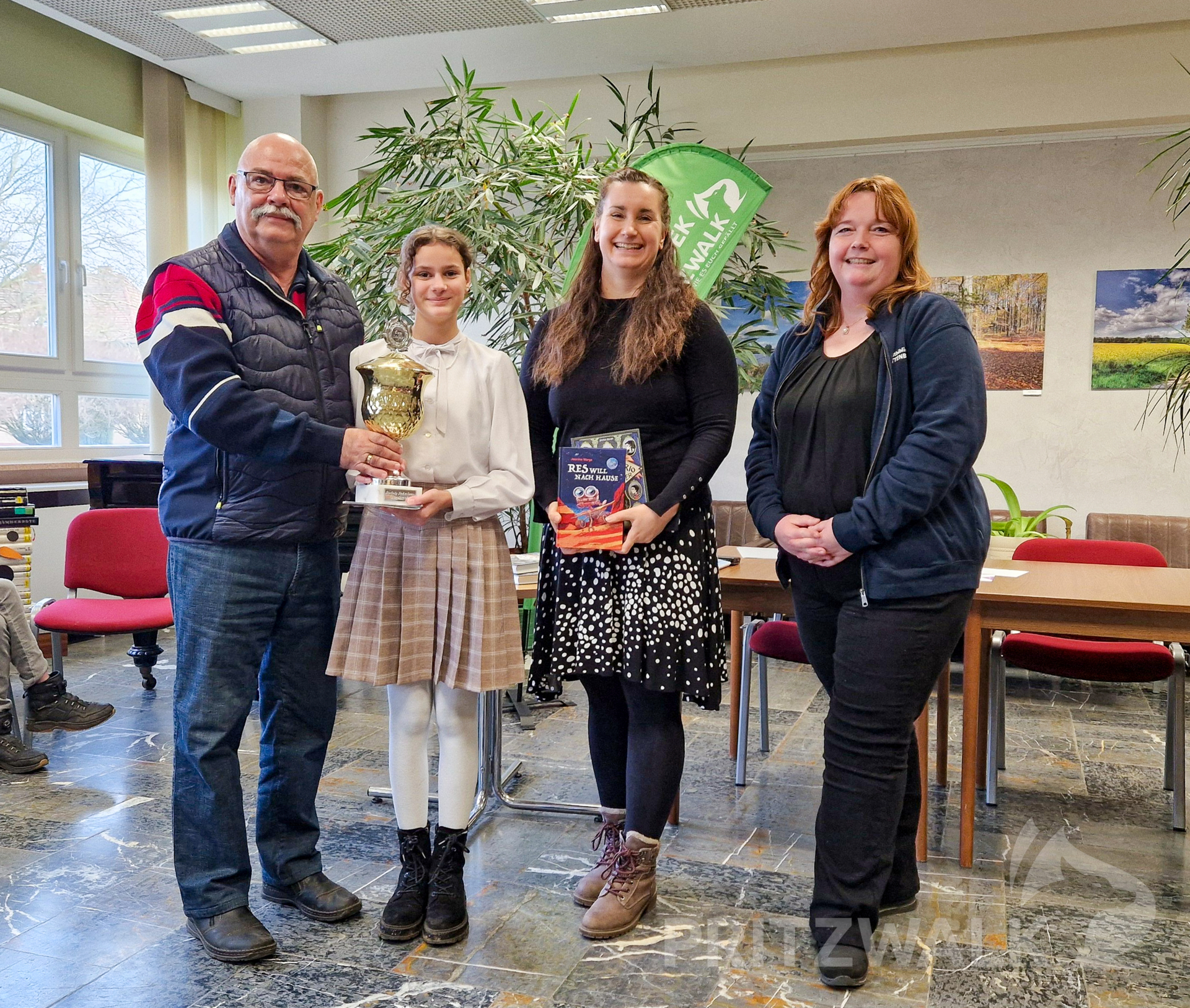 Gewinnerin Flora Otto aus Putlitz inmitten der Jury, namentlich Sandra Busch, Carolin Renkewitz (r.) und Olaf  Waterstradt. Foto: Stadt Pritzwalk