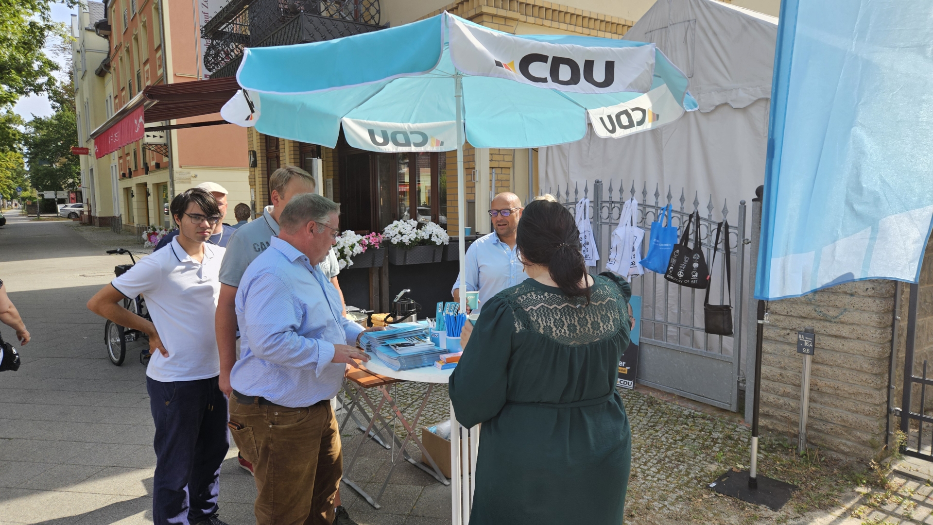 Waffeln und Kaffee: CDU-Wahlkampfstand in Eichwalde. Foto: Dörthe Ziemer