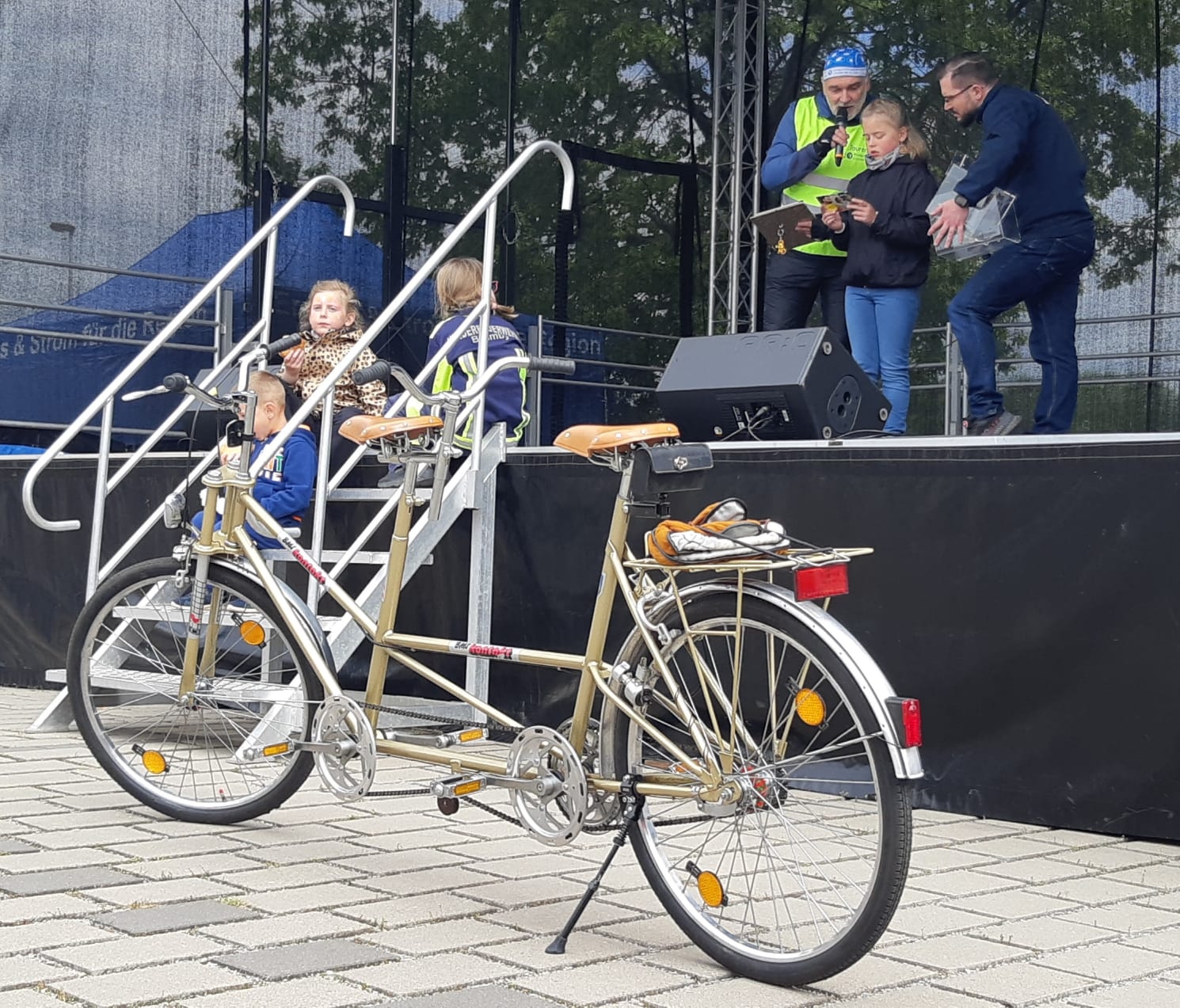 Hauptpreis der Tombola - ein Tandem Marke Eigenbau
