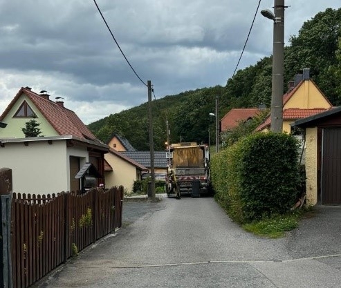 Blick entlang des Siedlungsweges und Müllabfuhr