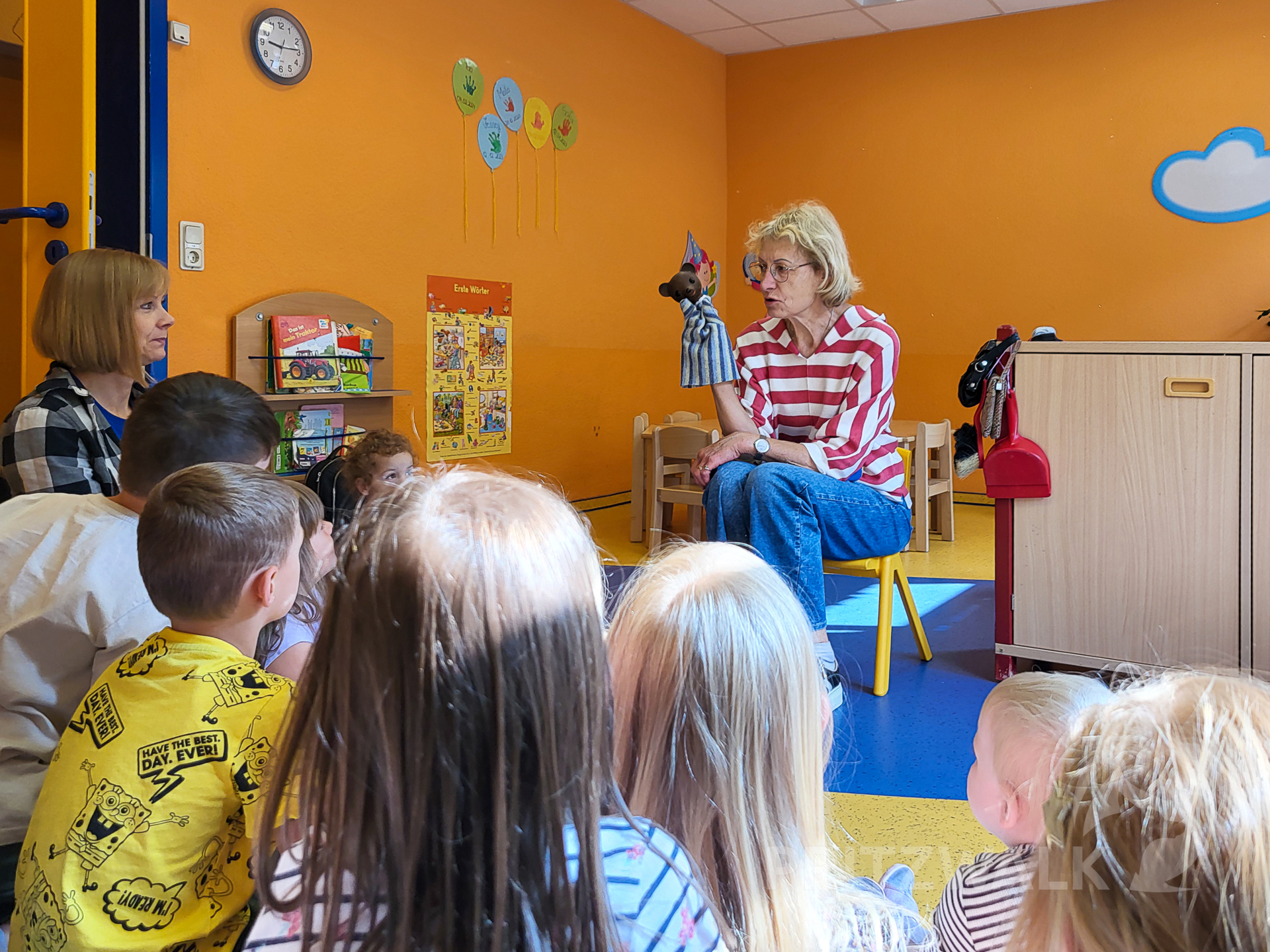 Erzieherin der ersten Stunde: Petra Dostal spielte den Knirpsen etwas mit den Handpuppen vor. Foto: Stadt Pritzwalk