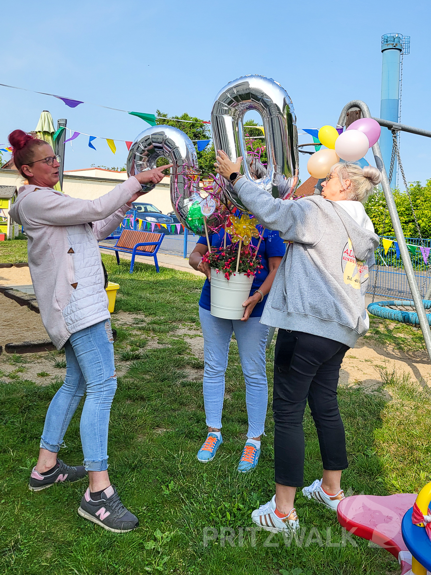 Präsentkorb: Eine kleine Delegation der Kita AllerHand kam zum Gratulieren. Foto: Stadt Pritzwalk