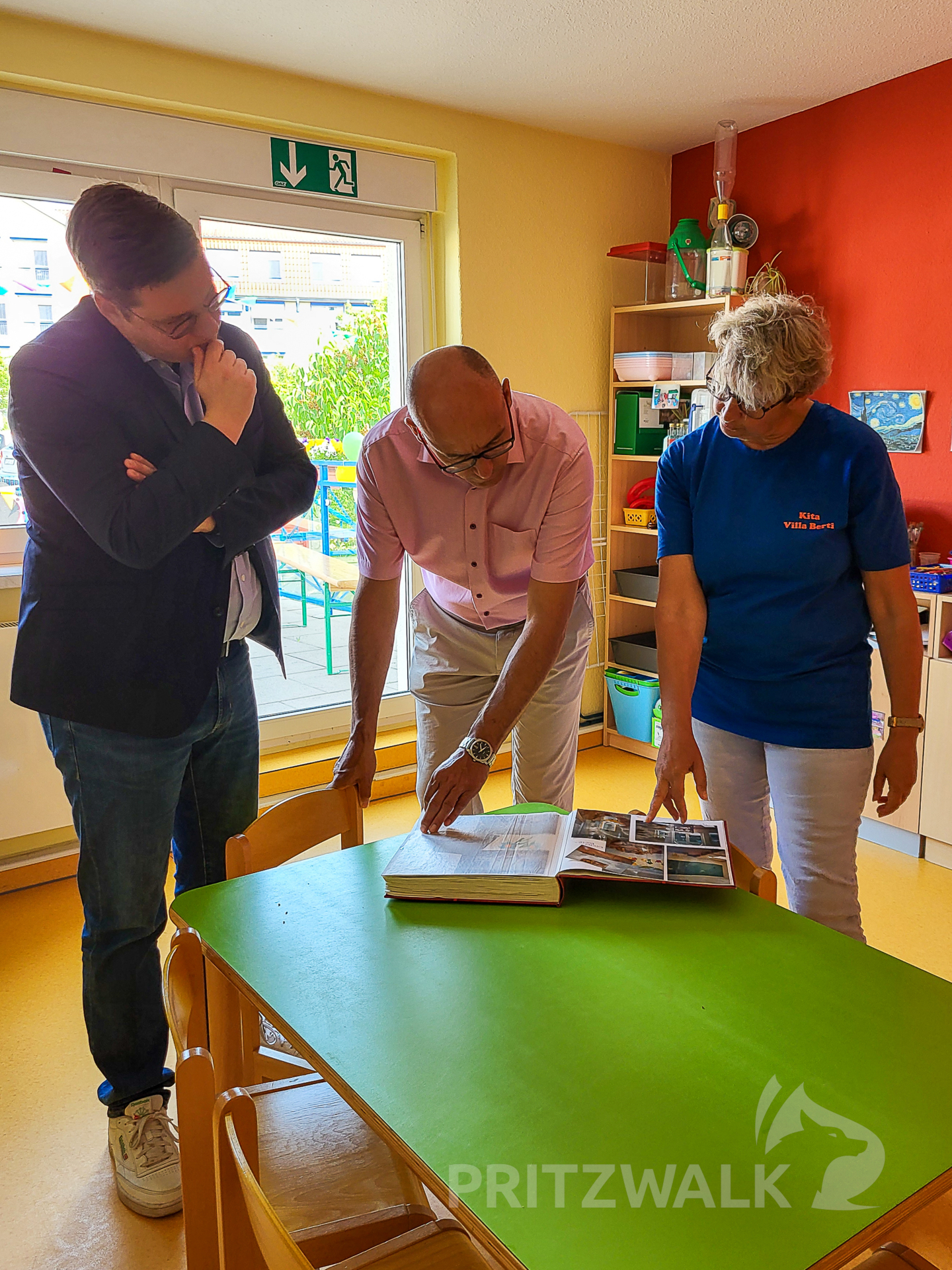 Kitaleiterin Beate Kretschmann zeigte dem Bürgermeister und Sachbereichsleiter Christopher Nowak (l.) die Kita-Chronik, die seit der Gründung geführt wird. Foto: Stadt Pritzwalk
