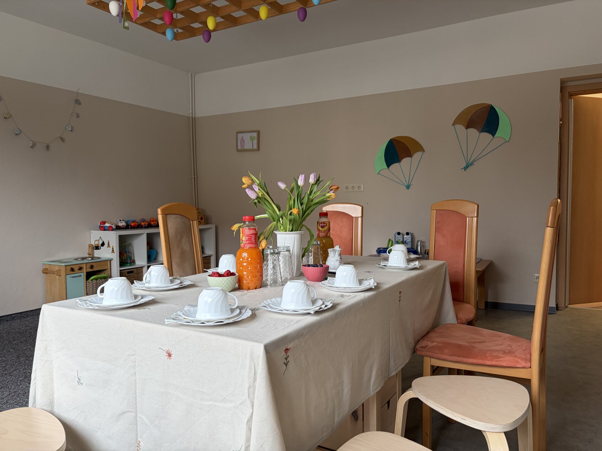 Gedeckte Kaffeetafel im Gruppenraum
