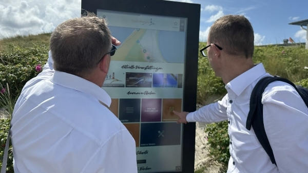 Auf digitalen Infotafeln können sich die Gäste auf Amrum über aktuelle Veranstaltungen und Freizeitangebote informieren. Foto: Staatskanzlei