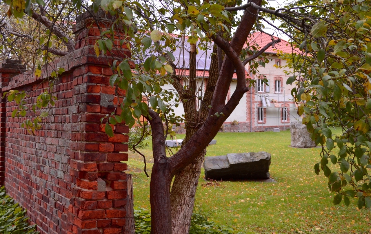 Das sanierte Gutsverwalterhaus und Skulpturen hinter alten Mauern. Foto: Andreas Staindl