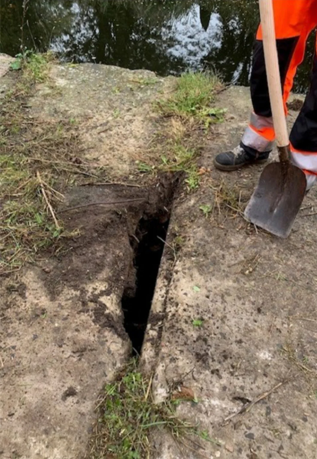 Spalt im Boden; Quelle: Stadt Kremmen, Bauamt, René Sylvester