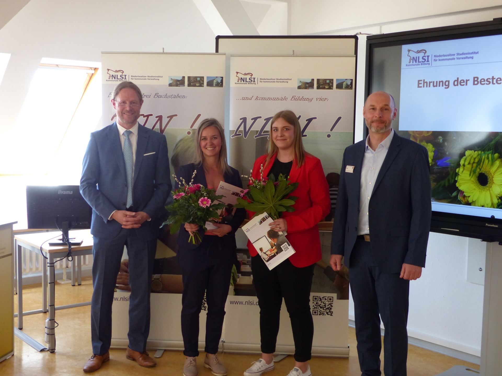 Den besten Abschluss mit der Note „sehr gut“ erzielten die beiden Absolventinnen Jana Jäckel (2. v. l.) und Thany Freier (3. v. l.). Mit auf dem Bild: Studienleiter des Niederlausitzer Studieninstituts für kommunale Verwaltung, Lars Gölz (l.) und Sachgebietsleiter Reimo Wolff, Landkreis Dahme-Spreewald. Foto: Evelyn Stöwer (NLSI)