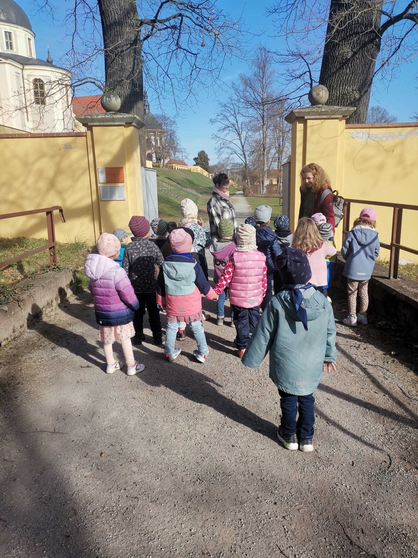 Kinder am Südeingang des Klostergartens in Neuzelle