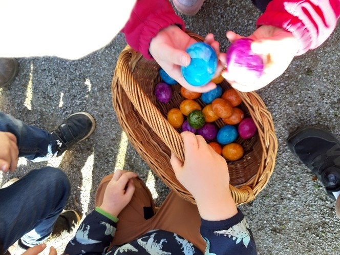Viele bunte Ostereier in Kinderhänden