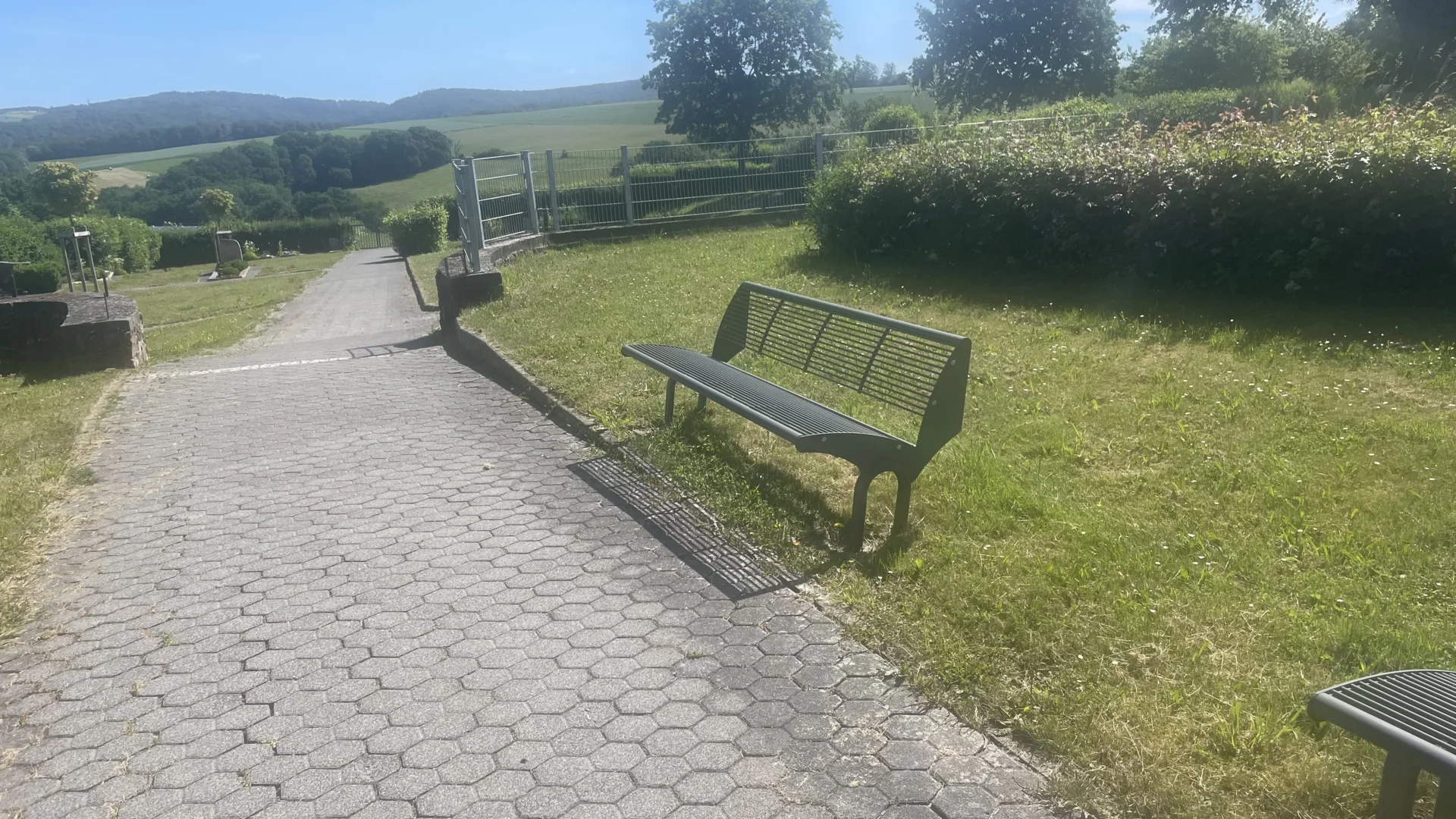 Friedhof mit Bank