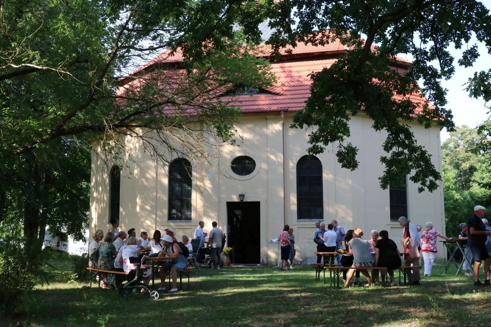 Besucher genossen das Konzert unter alten Bäumen und das Grillangebot der Freiwilligen Feuerwehr Großwudicke_c_lamcha
