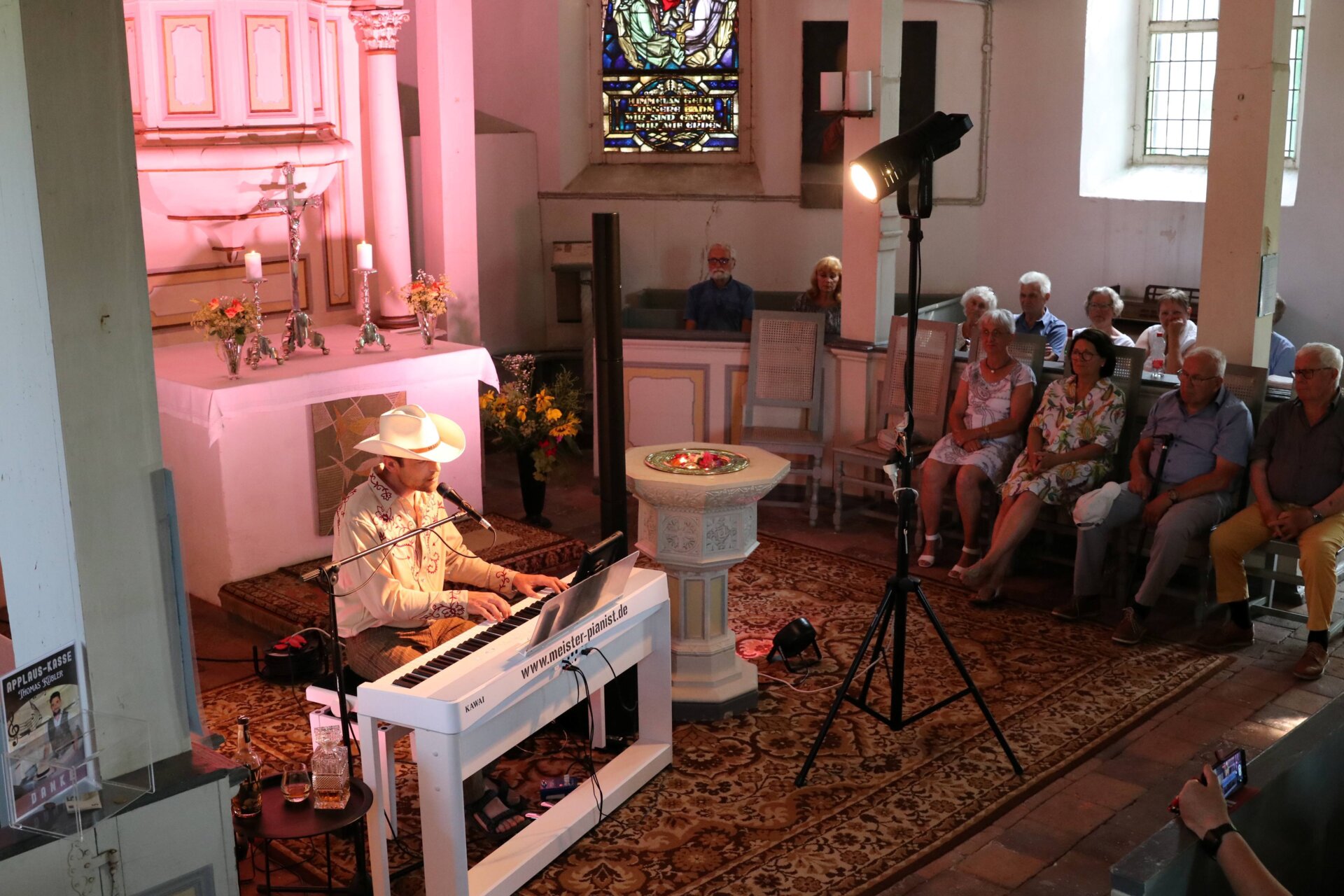 Volle Schlosskapelle beim Musiksommer Großwudicke_ Mehr als 100 Besucher erlebten Thomas Kübler mit seinem Elvis-Special_c_lamcha