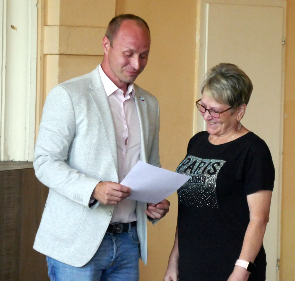Felix Menzel überreicht Gabriele Linke Ehrennadel und Urkunde 2 (c) ffp-texte@gmx.net