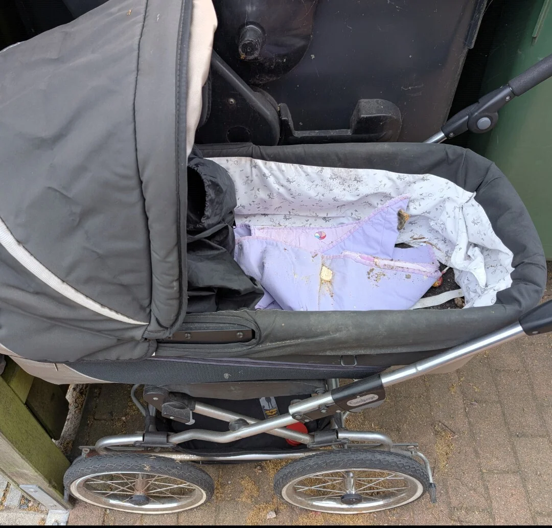 Verdreckter Kinderwagen